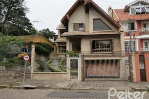 Casa à venda com 386m², 3 dormitórios, 1 suíte, 3 vagas, no bairro Tristeza em Porto Alegre
