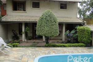 Casa à venda com 386m², 3 dormitórios, 1 suíte, 3 vagas, no bairro Tristeza em Porto Alegre