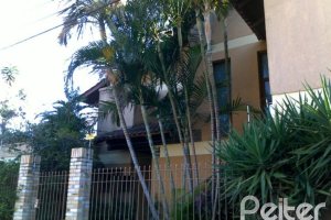 Casa à venda com 219m², 3 dormitórios, 1 suíte, 3 vagas, no bairro Tristeza em Porto Alegre