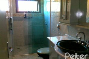 Casa à venda com 219m², 3 dormitórios, 1 suíte, 3 vagas, no bairro Tristeza em Porto Alegre