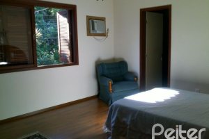 Casa à venda com 219m², 3 dormitórios, 1 suíte, 3 vagas, no bairro Tristeza em Porto Alegre