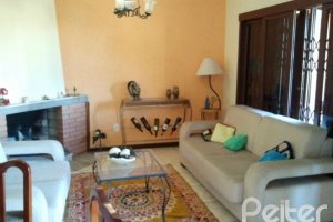 Casa à venda com 220m², 5 dormitórios, 1 suíte, 1 vaga, no bairro Vila Nova em Porto Alegre