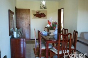 Casa à venda com 220m², 5 dormitórios, 1 suíte, 1 vaga, no bairro Vila Nova em Porto Alegre