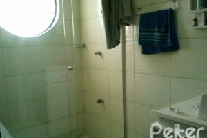 Casa à venda com 220m², 5 dormitórios, 1 suíte, 1 vaga, no bairro Vila Nova em Porto Alegre