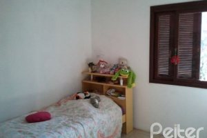 Casa à venda com 220m², 5 dormitórios, 1 suíte, 1 vaga, no bairro Vila Nova em Porto Alegre