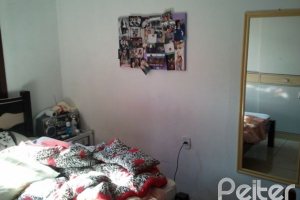 Casa à venda com 220m², 5 dormitórios, 1 suíte, 1 vaga, no bairro Vila Nova em Porto Alegre